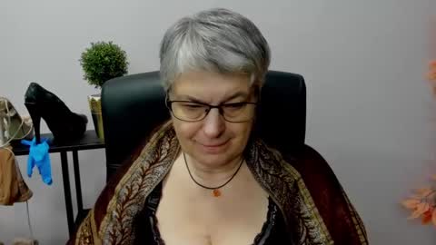 Snapshot of iris_xdesire chatting on January 3, 1:14 pm I R I S online show from January 3, 1:14 pm