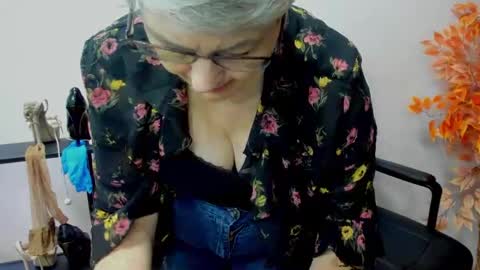 Snapshot of iris_xdesire chatting on January 14, 10:59 am I R I S online show from January 14, 10:59 am