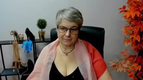 Snapshot of iris_xdesire chatting on January 31, 10:31 am I R I S online show from January 31, 10:31 am