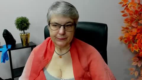 Snapshot of iris_xdesire chatting on February 6, 7:35 am I R I S online show from February 6, 7:35 am