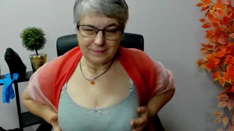 Snapshot of iris_xdesire chatting on February 6, 11:10 am I R I S online show from February 6, 11:10 am