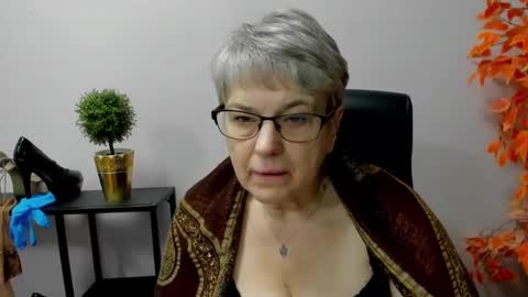 Snapshot of iris_xdesire chatting on March 11, 11:12 am I R I S online show from March 11, 11:12 am