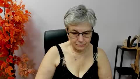Snapshot of iris_xdesire chatting on October 16, 6:25 am I R I S online show from October 16, 6:25 am