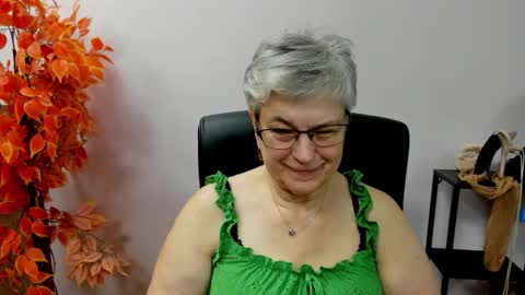 Snapshot of iris_xdesire chatting on October 17, 7:33 am I R I S online show from October 17, 7:33 am