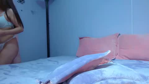 isa_jones1 online show from December 3, 1:41 am