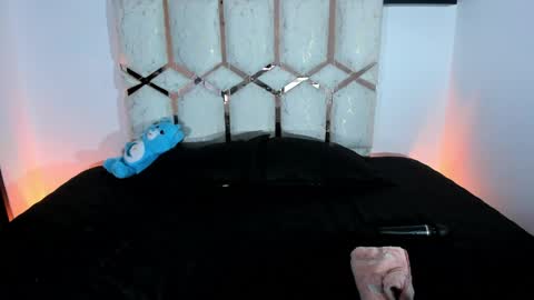 isa_klein online show from June 6, 5:01 am
