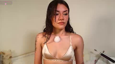 Isabella Laurentt  online show from June 25, 12:43 am