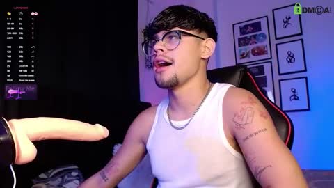 Snapshot of isaac_saenz chatting on November 22, 9:25 pm Isaac Saenz. online show from November 22, 9:25 pm