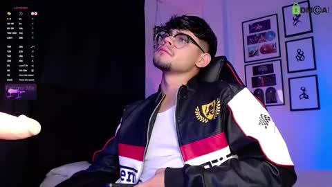 Snapshot of isaac_saenz chatting on December 4, 11:24 pm Isaac Saenz. online show from December 4, 11:24 pm