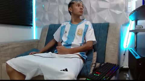 Snapshot of isaac_tan chatting on September 8, 11:15 pm Isaac tan online show from September 8, 11:15 pm