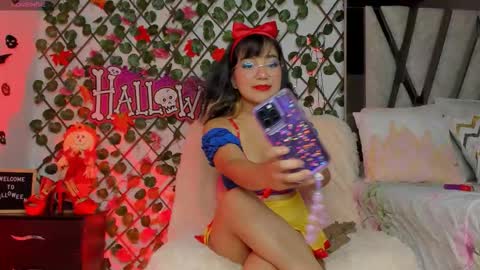 Snapshot of isabel_jamess chatting on October 30, 8:53 pm Isa online show from October 30, 8:53 pm