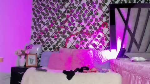 Snapshot of isabel_jamess chatting on April 15, 5:20 pm Isa online show from April 15, 5:20 pm