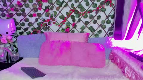 Snapshot of isabel_jamess chatting on May 13, 9:44 pm Isa online show from May 13, 9:44 pm