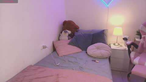 Snapshot of isabel_roux chatting on December 3, 3:36 am Isabel online show from December 3, 3:36 am