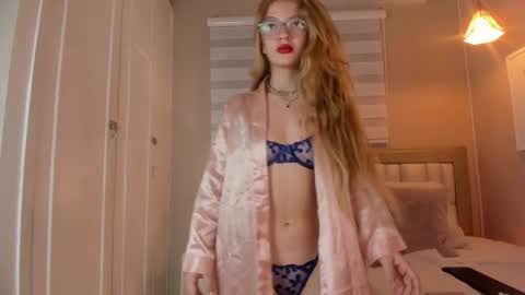 isabela__x online show from May 4, 11:39 am