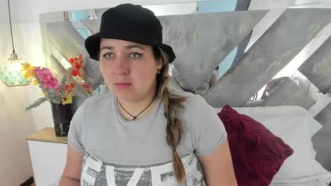Snapshot of isabela_parkerr chatting on July 21, 12:40 pm Mommy Isa online show from July 21, 12:40 pm