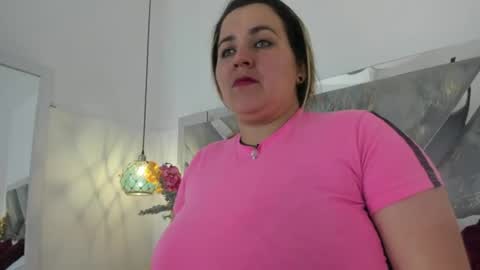 Snapshot of isabela_parkerr chatting on July 25, 12:25 pm Mommy Isa online show from July 25, 12:25 pm