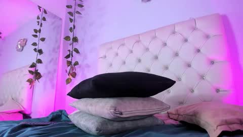 Snapshot of isabella_flowerss chatting on November 7, 10:10 pm online show from November 7, 10:10 pm