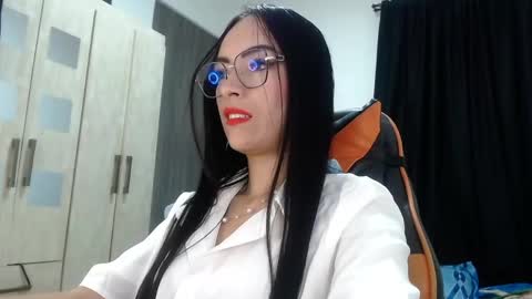 Snapshot of isabella_piercee chatting on May 19, 9:59 am isabella_piercee online show from May 19, 9:59 am