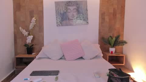 Snapshot of isabella_winkler chatting on June 13, 10:57 am isabella_winkler online show from June 13, 10:57 am