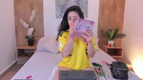 Snapshot of isabella_winkler chatting on June 17, 10:50 am isabella_winkler online show from June 17, 10:50 am