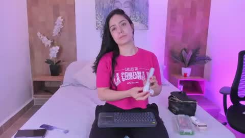 Snapshot of isabella_winkler chatting on June 18, 11:03 am isabella_winkler online show from June 18, 11:03 am