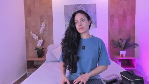 Snapshot of isabella_winkler chatting on June 20, 11:02 am isabella_winkler online show from June 20, 11:02 am