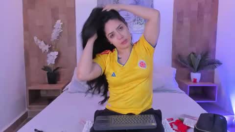 Snapshot of isabella_winkler chatting on July 3, 10:43 am isabella_winkler online show from July 3, 10:43 am