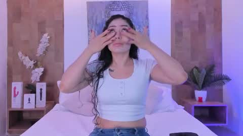 Snapshot of isabella_winkler chatting on July 5, 11:06 am isabella_winkler online show from July 5, 11:06 am