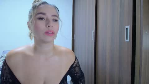 Snapshot of isabellaa_smith03 chatting on May 9, 10:42 am isabellaa_smith03 online show from May 9, 10:42 am