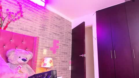 Snapshot of isabellabroms21 chatting on February 8, 7:38 pm    v online show from February 8, 7:38 pm