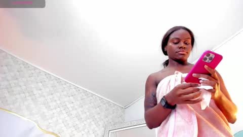 Snapshot of isabellabroms21 chatting on October 8, 9:56 pm    v online show from October 8, 9:56 pm