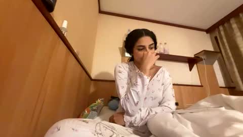 Snapshot of isabellakoffs chatting on November 29, 9:40 pm Isabella.. back again online show from November 29, 9:40 pm