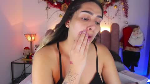 Snapshot of isabellas_smith chatting on December 24, 9:33 pm Martina IG martissmith01 online show from December 24, 9:33 pm