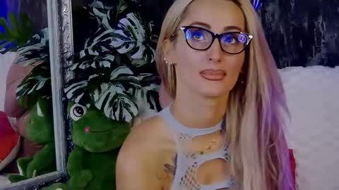 Snapshot of isabelleethan chatting on October 3, 2:08 am IsabelleEthan online show from October 3, 2:08 am