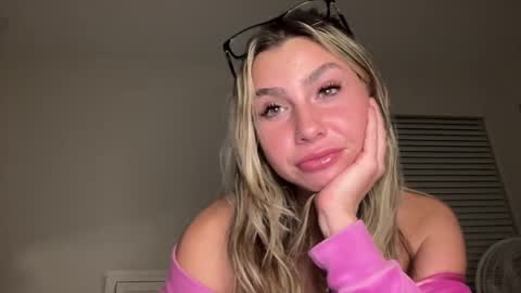 Snapshot of isabellekinsley chatting on December 10, 3:52 am isabellekinsley online show from December 10, 3:52 am