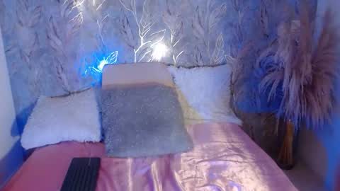 Snapshot of isabellj28 chatting on December 3, 3:14 am isabellj28 online show from December 3, 3:14 am