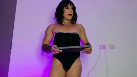 Isabella Hilton online show from September 30, 8:58 pm