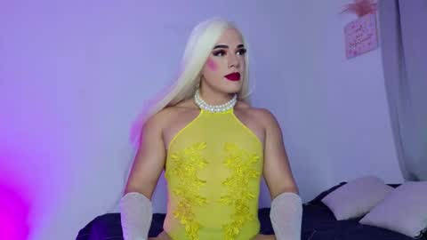 Isabella Hilton online show from October 17, 3:03 pm