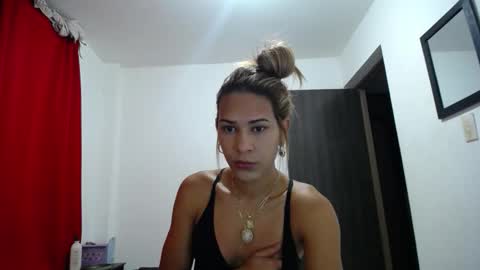 Snapshot of isaura_latina chatting on October 31, 7:09 am Idara Trovo online show from October 31, 7:09 am