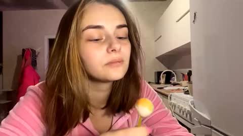 Snapshot of isauratorkelson chatting on December 3, 1:13 am Issa online show from December 3, 1:13 am