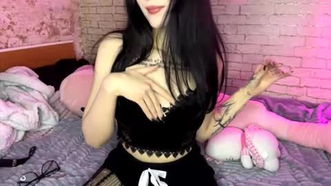 Snapshot of isauratorkelson chatting on February 27, 11:10 am Issa online show from February 27, 11:10 am