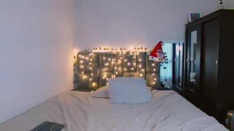 Snapshot of isis_cb17 chatting on December 18, 11:02 am Isis online show from December 18, 11:02 am