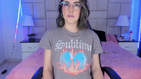Snapshot of isis_loveyes_ chatting on December 3, 8:39 pm Pauli online show from December 3, 8:39 pm