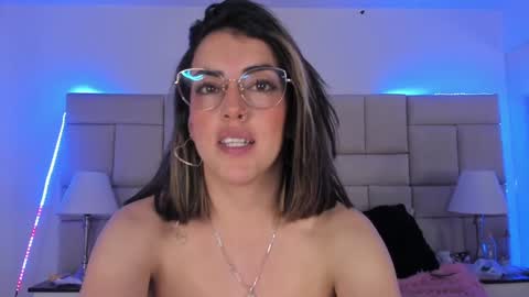 Snapshot of isis_loveyes_ chatting on December 10, 10:47 pm Pauli online show from December 10, 10:47 pm
