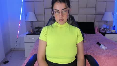 Snapshot of isis_loveyes_ chatting on December 24, 12:00 am Pauli online show from December 24, 12:00 am