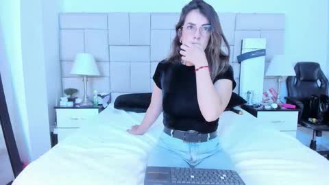 Snapshot of isis_loveyes_ chatting on October 31, 8:21 pm Pauli online show from October 31, 8:21 pm