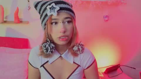Snapshot of isisjones18 chatting on October 18, 9:21 am Isisjones18 online show from October 18, 9:21 am
