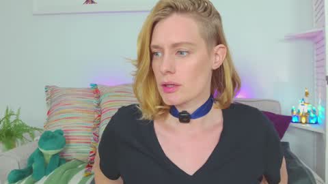 Snapshot of island_peach chatting on September 18, 2:52 pm Lou Peaches online show from September 18, 2:52 pm