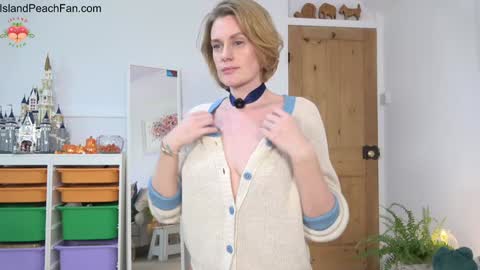 Snapshot of island_peach chatting on October 12, 1:10 pm Lou Peaches online show from October 12, 1:10 pm